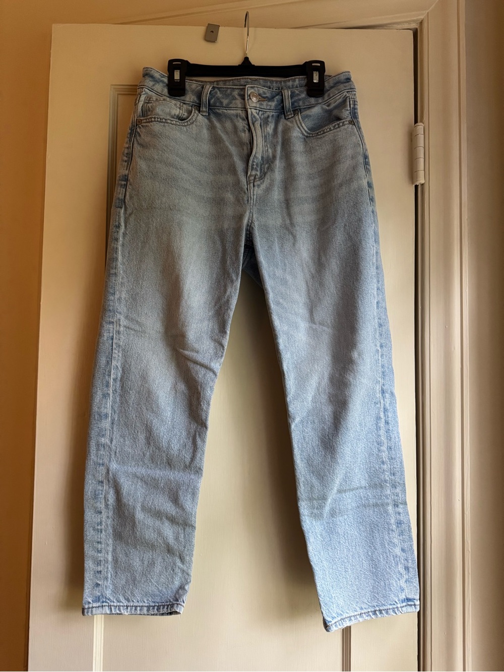 Light Wash American Eagle Mom Jeans
